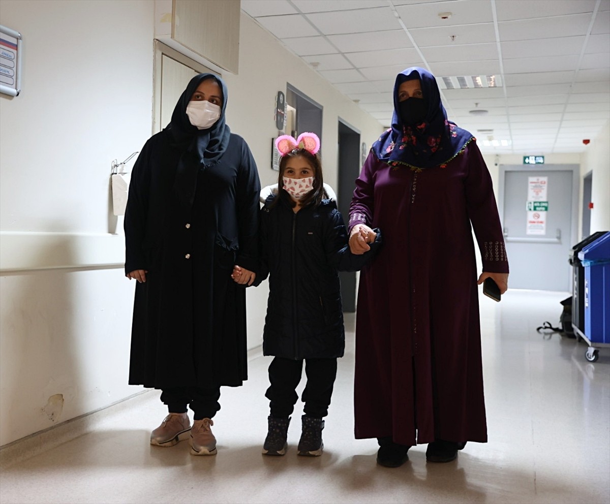 Samsun'da, doğuştan böbrek reflüsü bulunan 8 yaşındaki Azra Elif Yeşil'e, annesinden alınan böbrek...