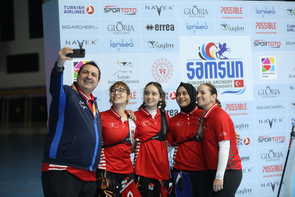 Samsun'da düzenlenen Avrupa Salon Okçuluk Şampiyonası'nda Türkiye, 21 yaş altı kategorisinde 5...