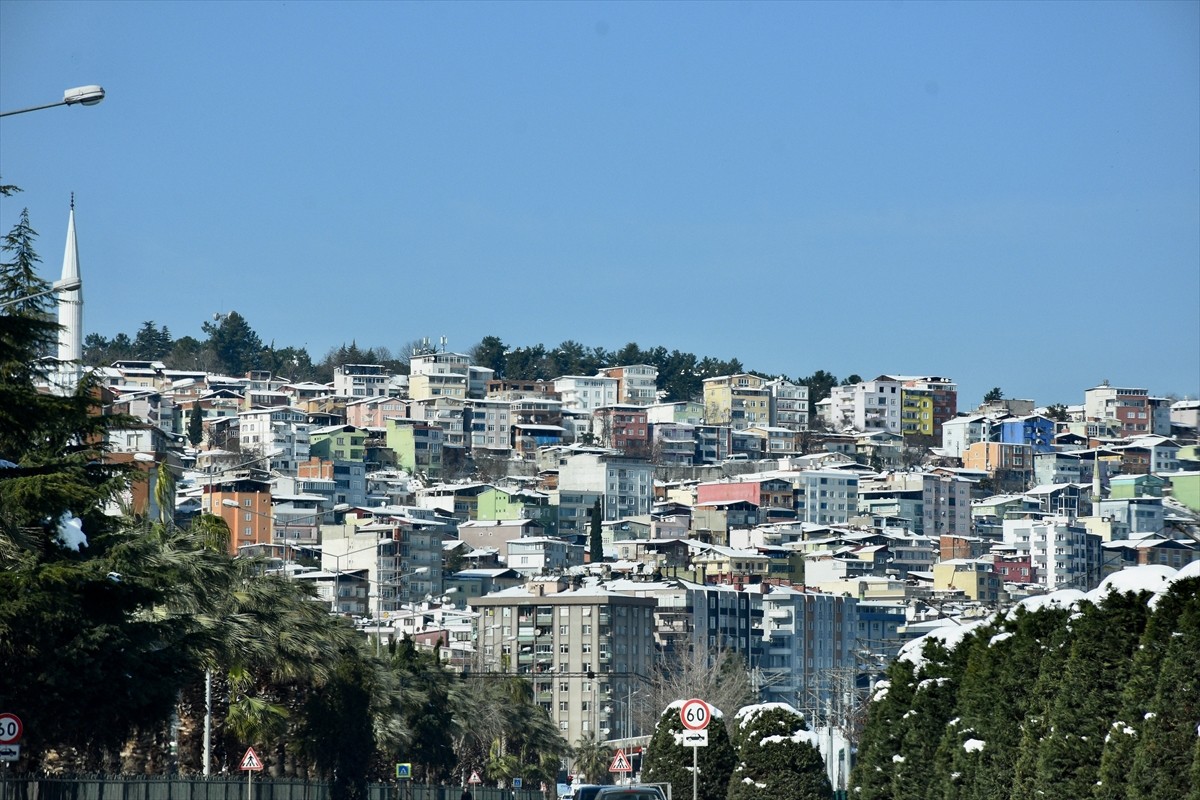Samsun'da günlerdir etkili olan yoğun kar yağışı sonrası güneşin yüzünü göstermesi yaşamı normale...