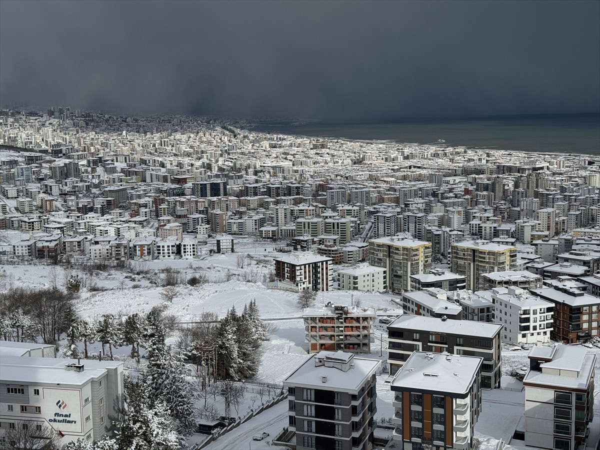 Samsun'da kar yağışı etkisini sürdürdü. Kentte 3 gündür devam eden kar yağışı, Atakum, İlkadım ve...