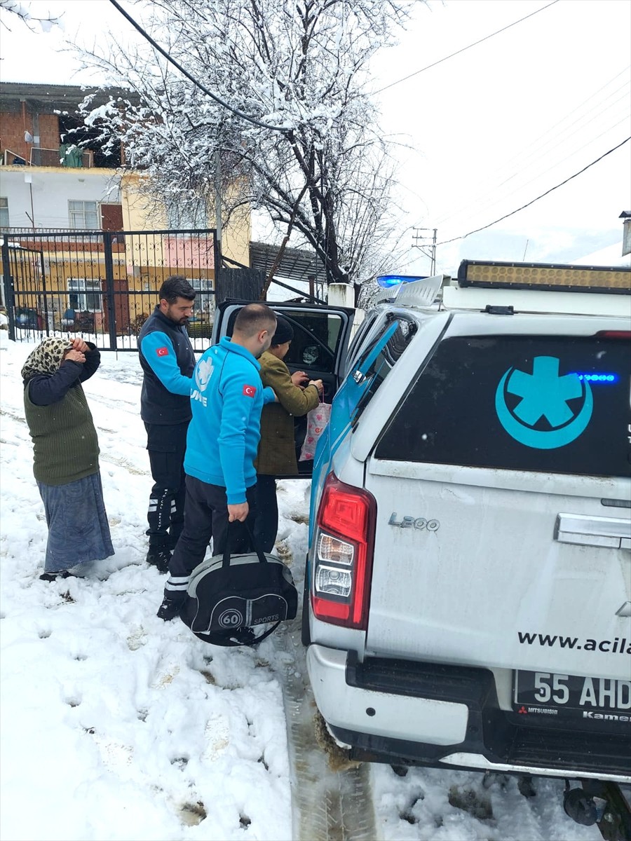 Samsun'un Canik ilçesinde yoğun kar yağışı sebebiyle Samsun Eğitim ve Araştırma Hastanesi Diyaliz...