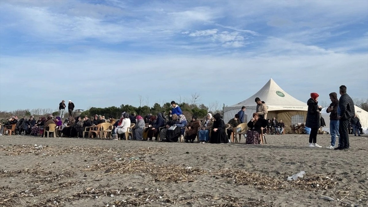 Samsun'un Çarşamba ilçesinde tekneyle açıldığı denizde kaybolan balıkçının bulunması için...