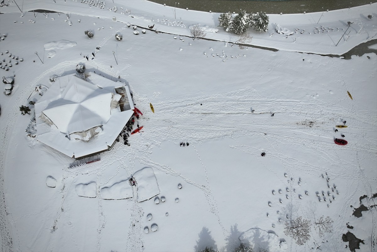 Samsun'un İlkadım ilçesindeki Batı Park, kar yağışıyla birlikte güzel manzaralar oluşturdu....