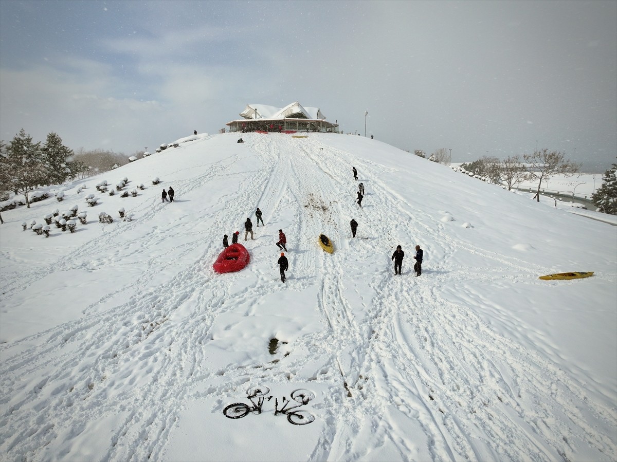 Samsun'un İlkadım ilçesindeki Batı Park, kar yağışıyla birlikte güzel manzaralar oluşturdu....