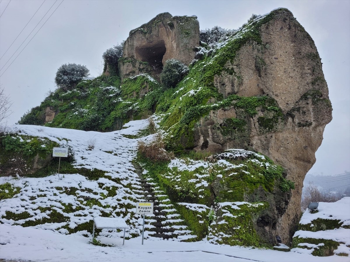 Samsun'un Tekkeköy ilçesinde bulunan Karadeniz'deki en eski yerleşim yeri olarak gösterilen...