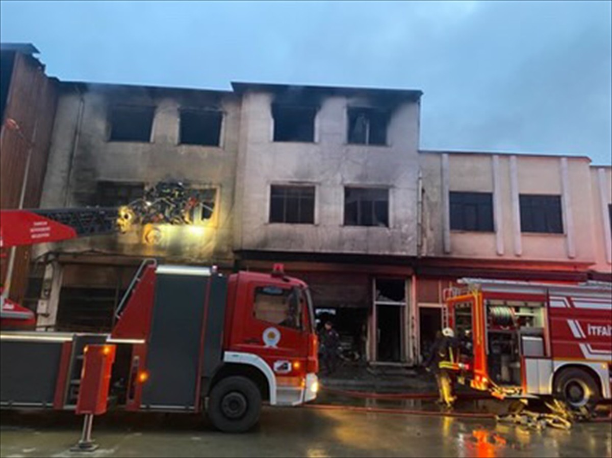 Samsun'un Tekkeköy ilçesinde kauçuk fabrikasında çıkan yangın söndürüldü.