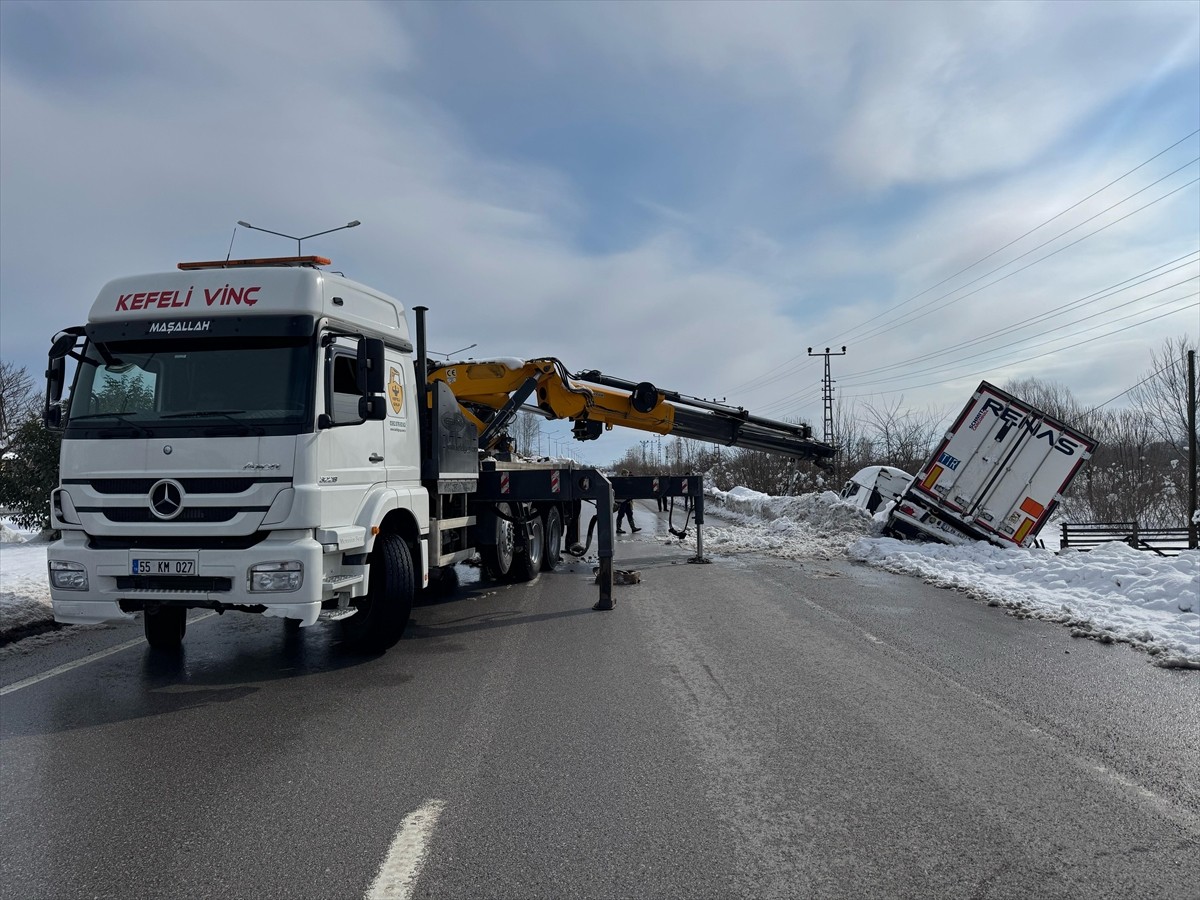 Samsun'un Terme ilçesinde devrilen tır, bölgede etkili olan kar nedeniyle dört gün sonra bulunduğu...