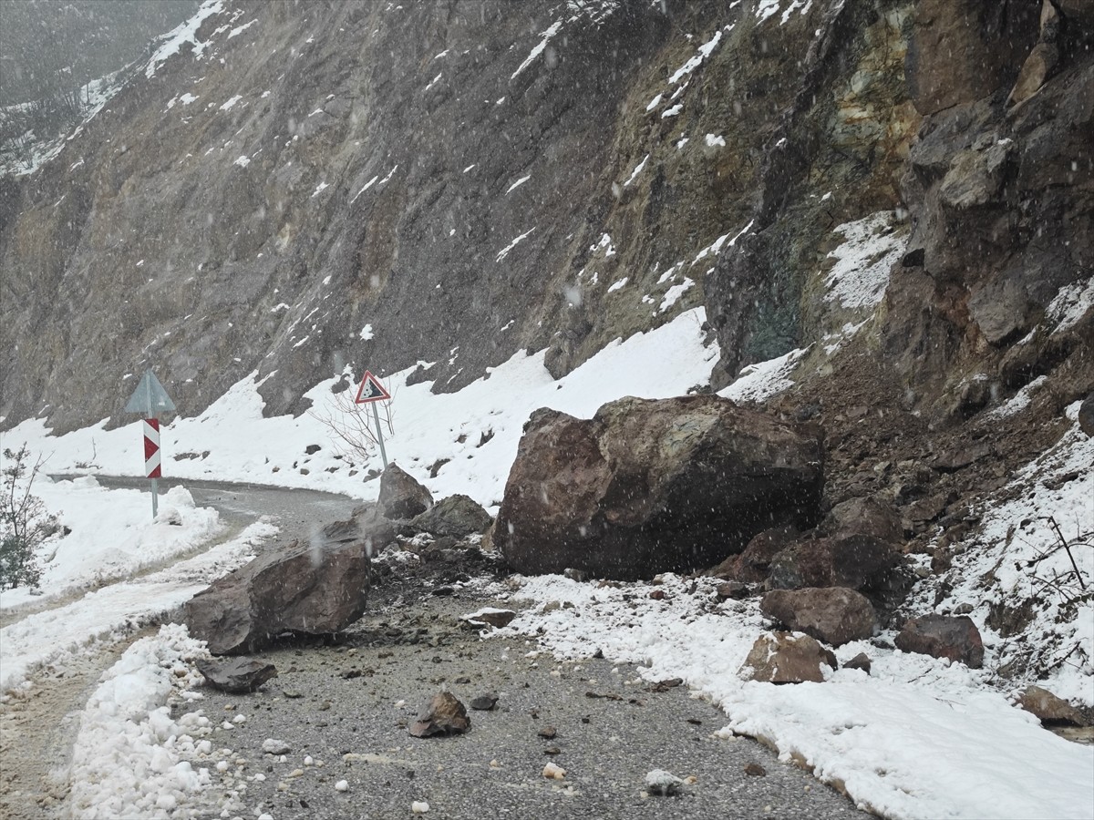 Samsun'un Yakakent ilçesinde, kar ve sağanak dolayısıyla kara yoluna yamaçtan kaya parçaları...
