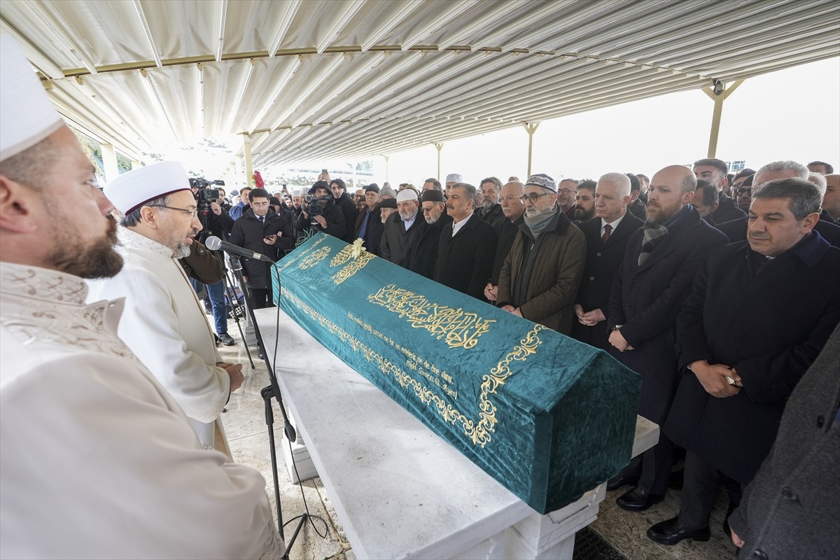 Sanat hayatında yaklaşık 60 yıl kalemi elinden hiç düşürmeyen hattat Hasan Çelebi, İstanbul'da son...