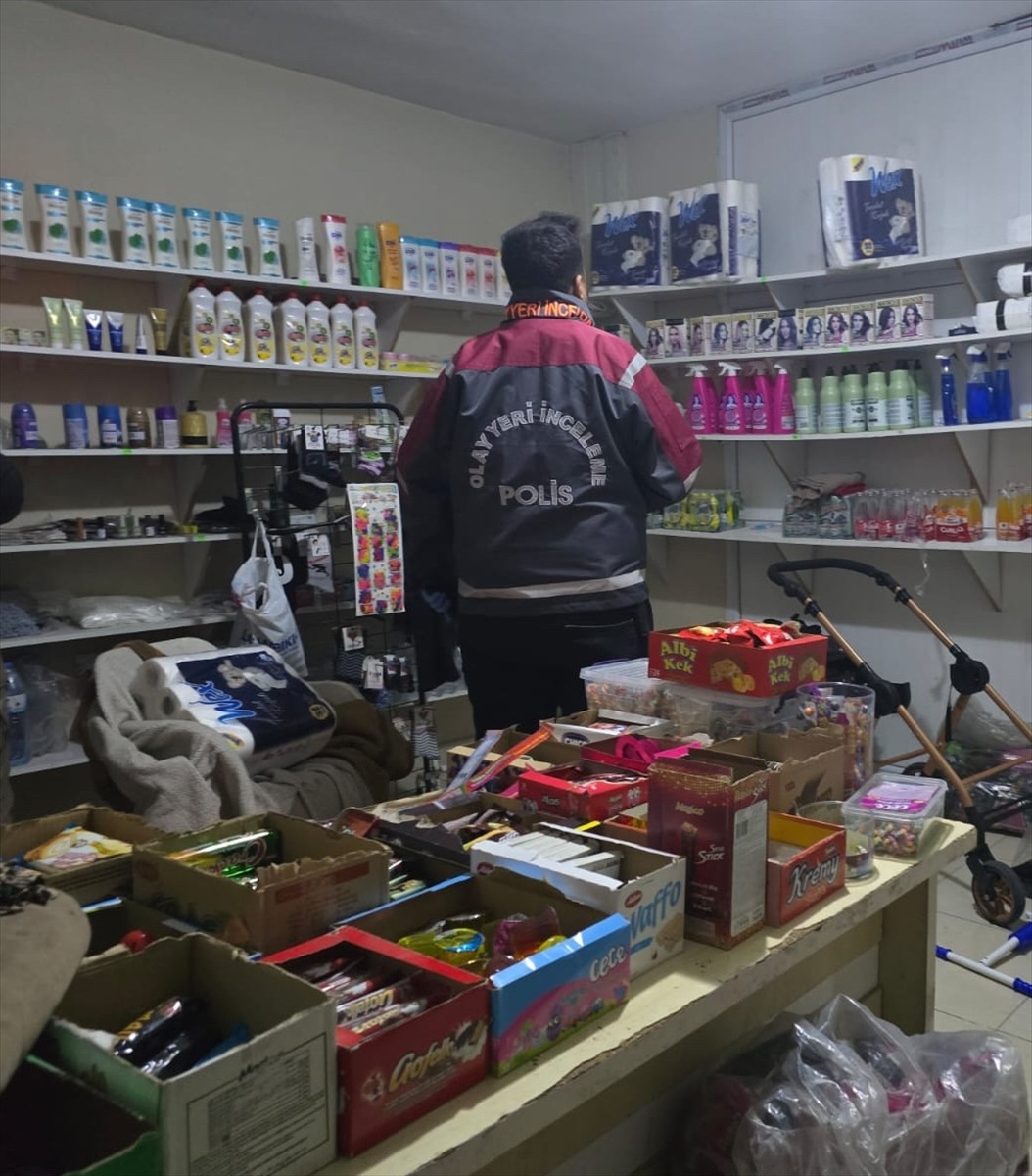 Şanlıurfa'nın Akçakale ilçesinde bir iş yeri ile eve silahlı saldırı düzenlendi. Olay yerine polis...