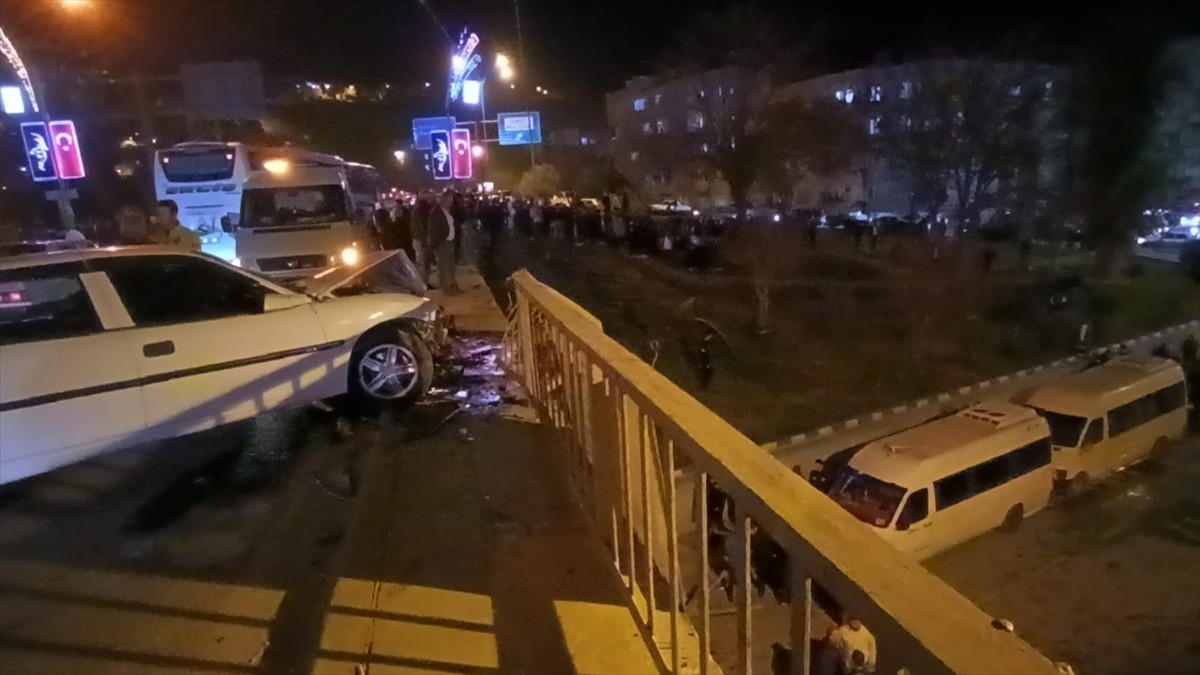 Şanlıurfa'nın Birecik ilçesinde bir kamyon, çarptığı otomobille birlikte üst geçitten düştü. Kaza...