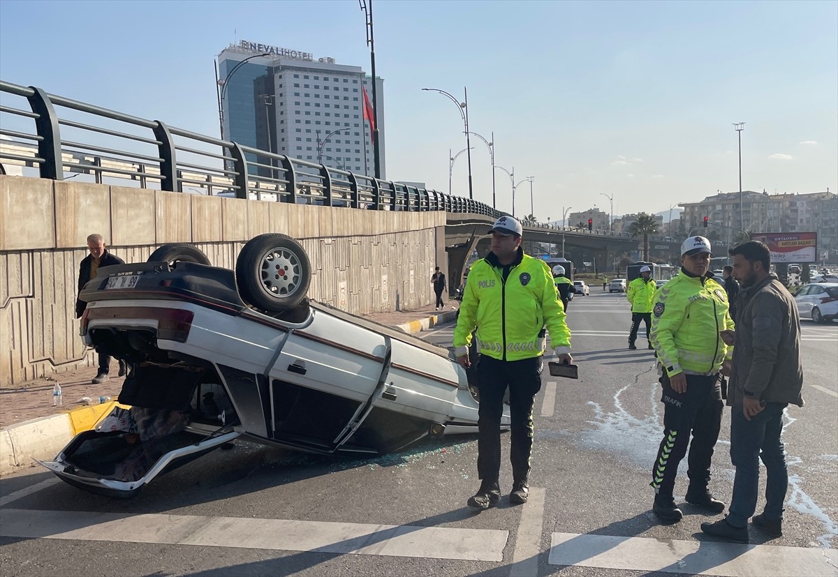 Şanlıurfa'nın Haliliye ilçesinde devrilen otomobildeki 5 kişi yaralandı.