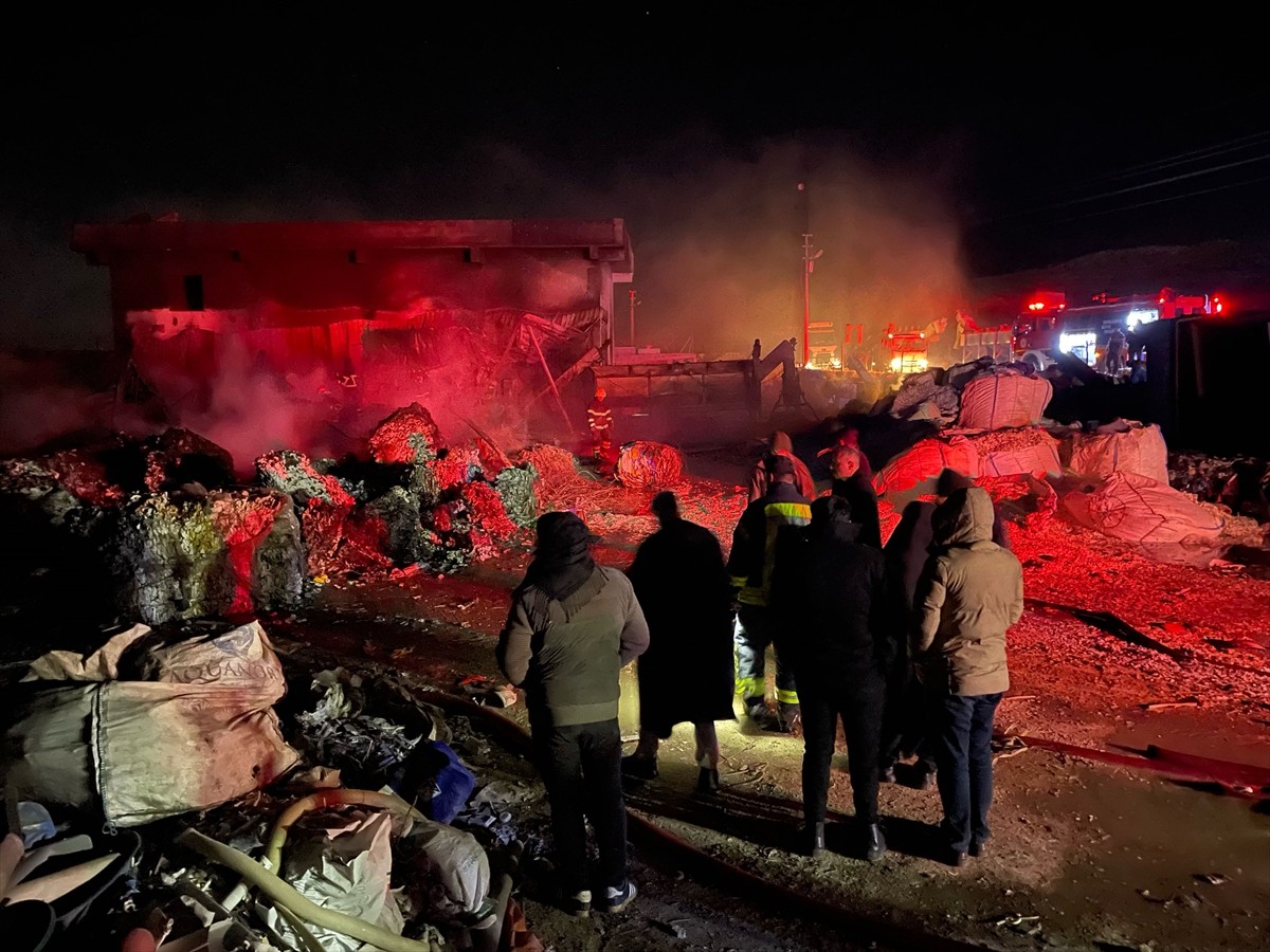 Şanlıurfa'nın merkez Eyyübiye ilçesinde geri dönüşüm tesisinde çıkan yangın itfaiye ekiplerince...