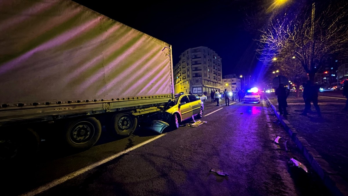 Şanlıurfa'nın Siverek ilçesinde tıra arkadan çarpan otomobildeki 3 kişi yaralandı. Bölgeye sağlık...