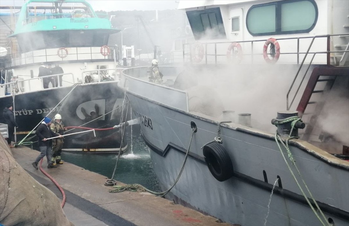 Sarıyer'de Rumeli Feneri Limanı'nda bağlı bulunan balıkçı teknesinin ambar bölümünde henüz...