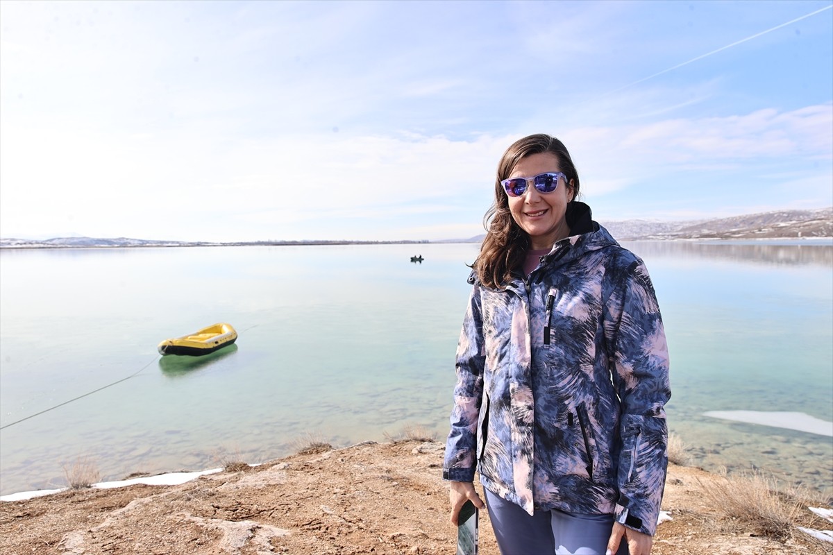 Serbest dalış rekortmeni milli sporcu Birgül Erken, Sivas'ın Zara ilçesindeki Tödürge Gölü'nde buz...