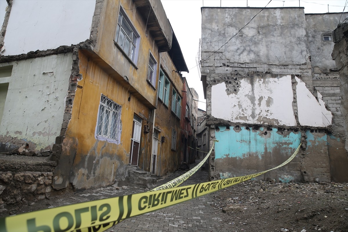 Siirt'te Merkez Batı Mahallesi 1010 Sokak'ta 2 katlı metruk yapıda kısmi çökme meydana geldi. 
