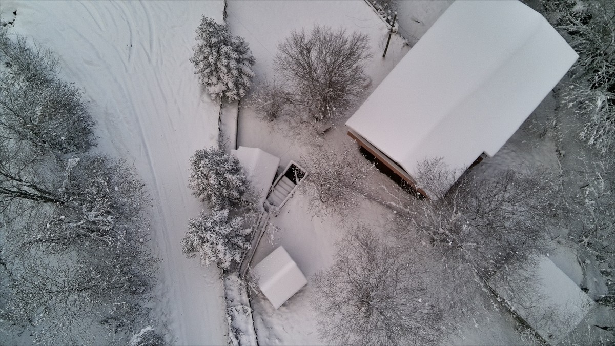 Sinop'ta aralıklarla devam eden kar yağışı, kentin bazı bölgelerini beyaza bürüdü. Bölgedeki...