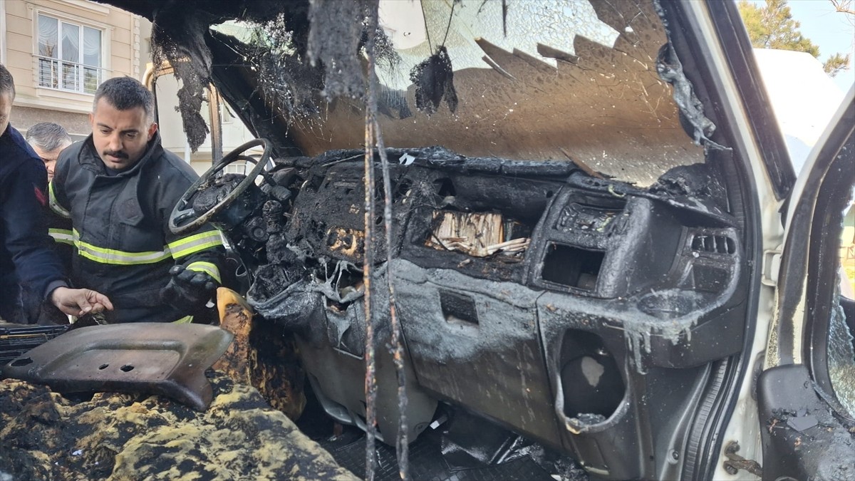 Sinop'ta belediyeye ait kamyonet, yangın sonucu kullanılamaz hale geldi. 