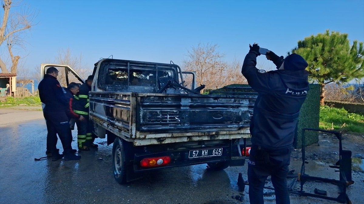 Sinop'ta belediyeye ait kamyonet, yangın sonucu kullanılamaz hale geldi. 