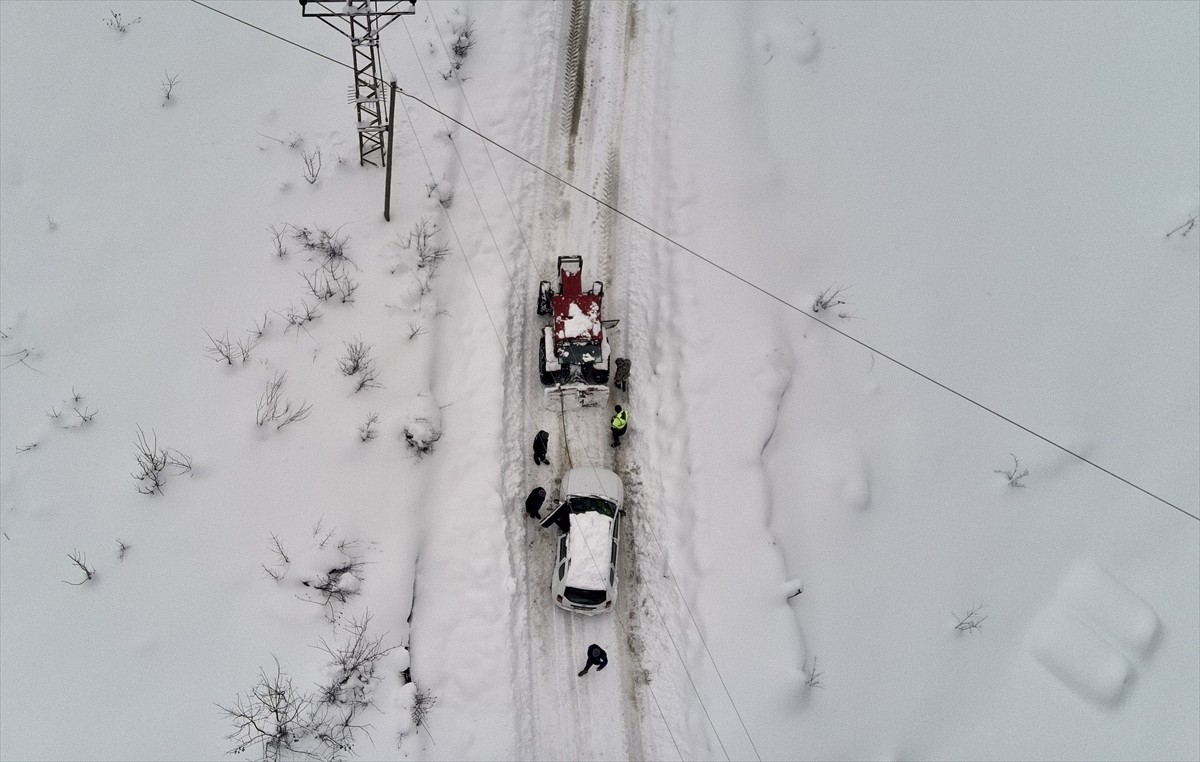 Sinop'ta kar yağışı nedeniyle ulaşıma kapanan 173 köy yolunun açılması için çalışmalar devam...