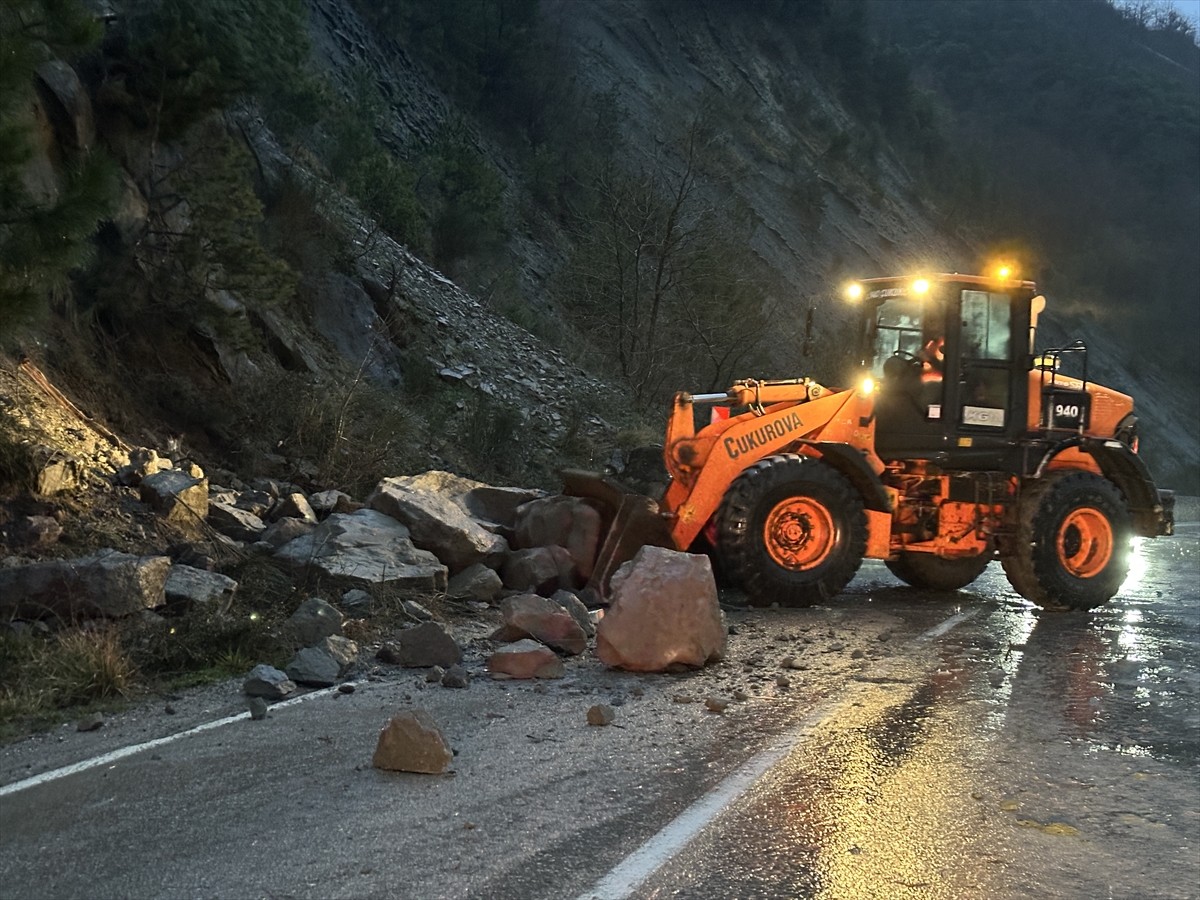 Sinop'un Ayancık ilçesinde yoğun kar yağışı nedeniyle bazı bölgelerde heyelanlar meydana geldi....