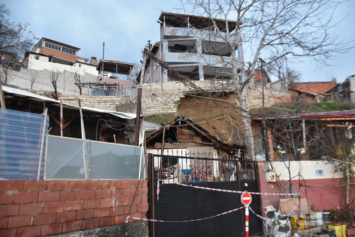 Sinop'un Boyabat ilçesinde istinat duvarının çökmesinin ardından 3 katlı apartman ile bir ev...