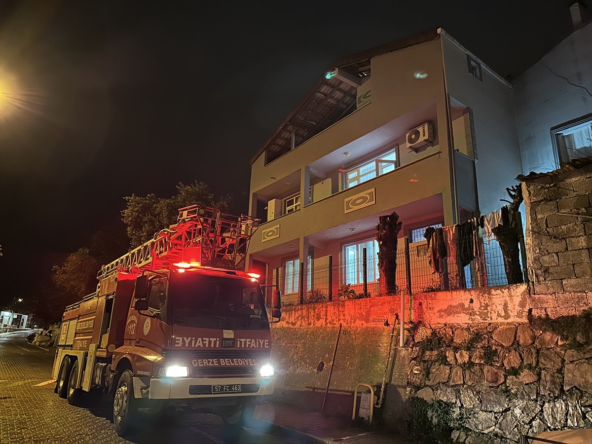 Sinop'un Gerze ilçesinde, bir apartmanın bacasında çıkan yangında dumandan etkilenen kişi...