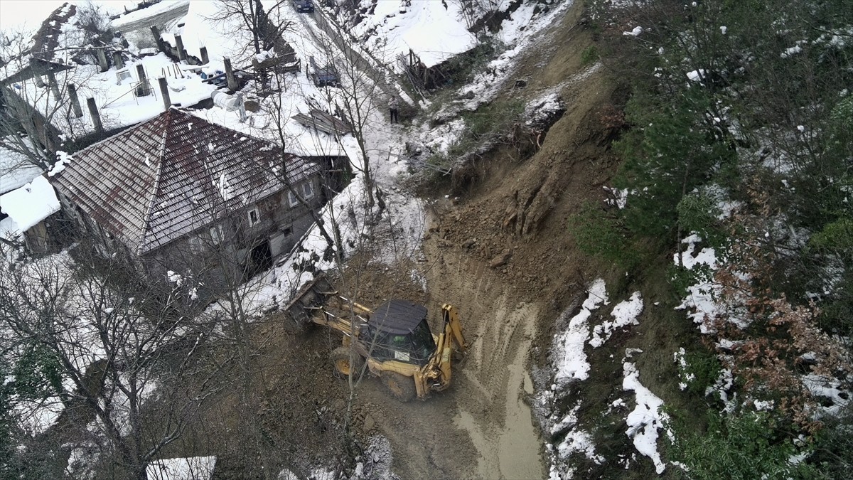 Sinop'un Türkeli ilçesinde toprak kayması nedeniyle kapanan köy yolu ulaşıma açıldı.