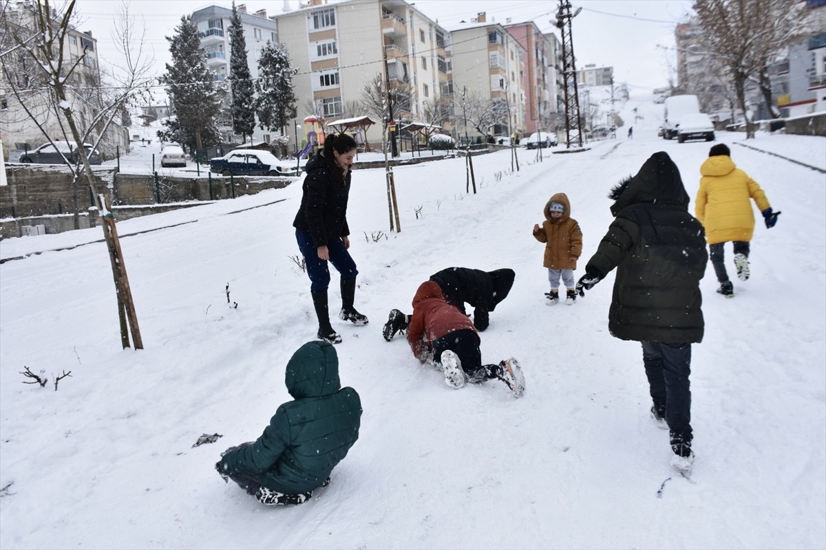 Sinop’ta, üç gündür aralıklarla yağan kar, il genelinde etkili oldu. Cadde ve sokaklar ile...