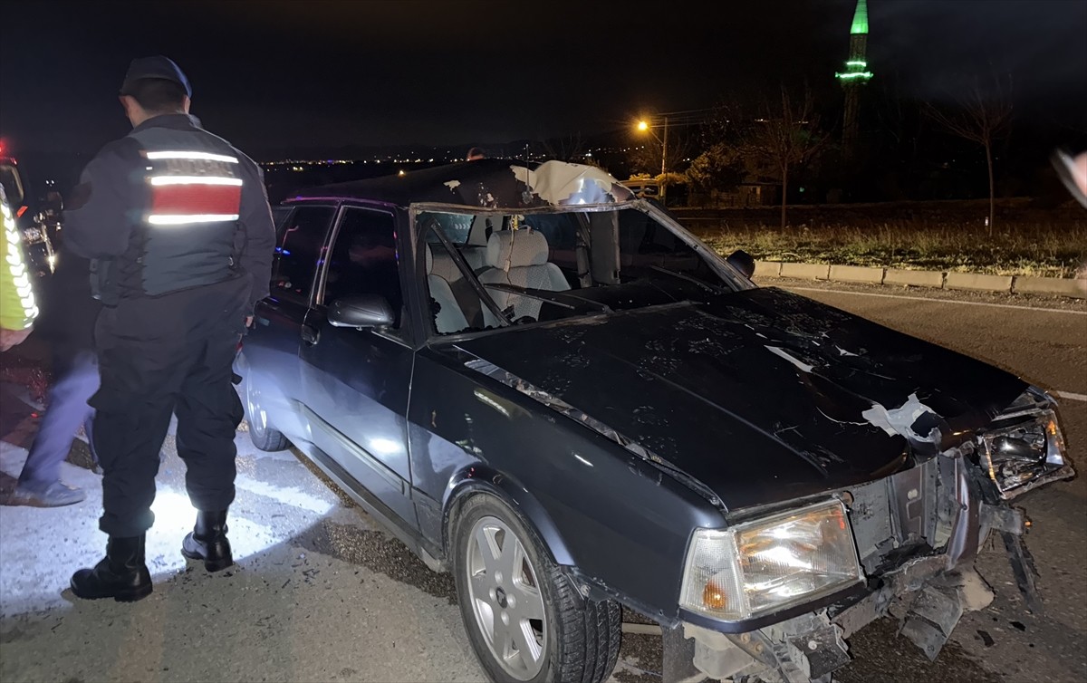 Sinop’un Gerze ilçesinde otomobilin çarptığı yaya ile araçta bulunan 2 kişi yaralandı. 