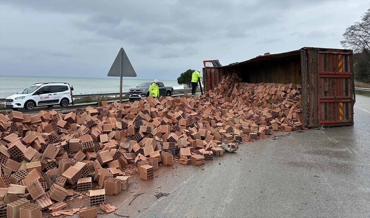 Sinop’un Gerze ilçesinde tuğla yüklü kamyonun devrilmesi sonucu bir kişi yaralandı. İhbar üzerine...