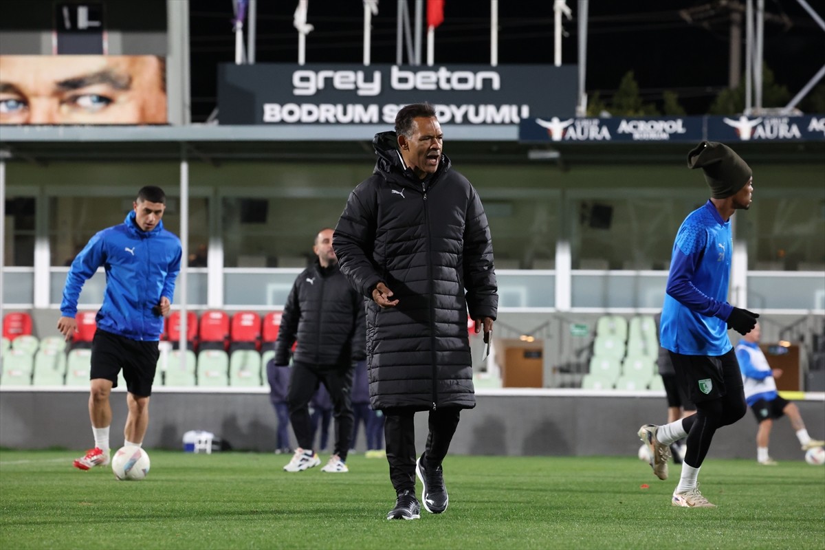 Sipay Bodrum FK'de teknik direktörlük görevine Portekizli çalıştırıcı Jose Morais (ortada)...