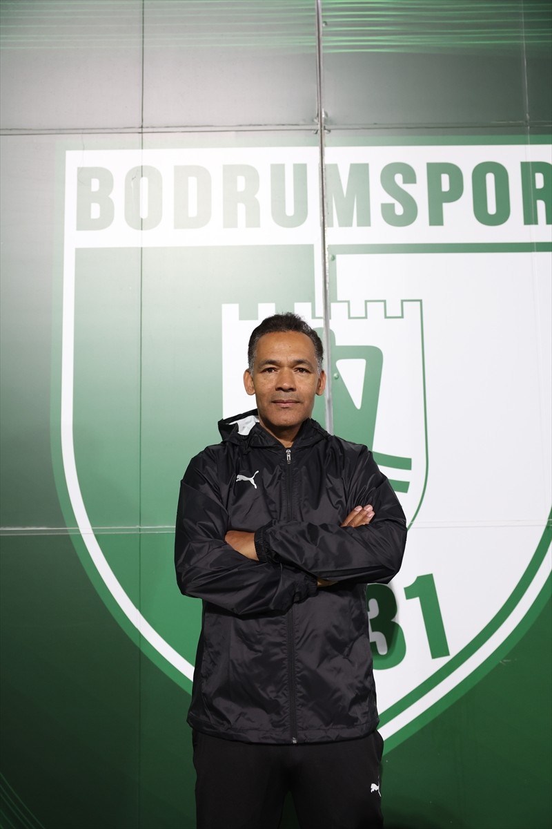 Sipay Bodrum FK'de teknik direktörlük görevine Portekizli çalıştırıcı Jose Morais (ortada)...