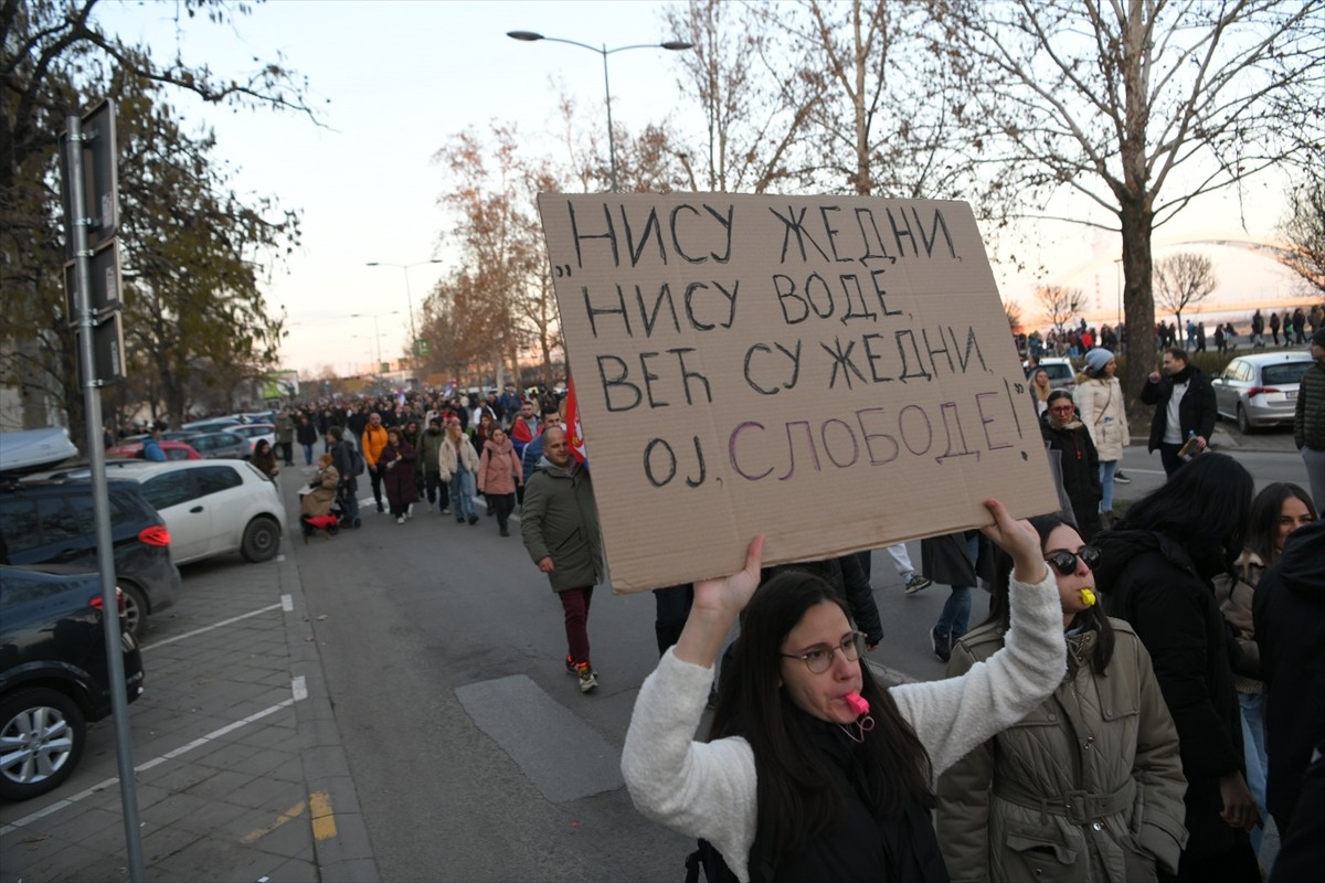 Sırbistan'ın başkenti Belgrad'dan yürüyerek yola çıkan binlerce öğrenci, 15 kişinin hayatını...