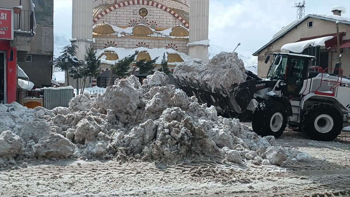 Şırnak'ın Beytüşşebap ilçesinde kar ve tipi nedeniyle 3 köye ulaşım sağlanamıyor. Beytüşşebap ve...