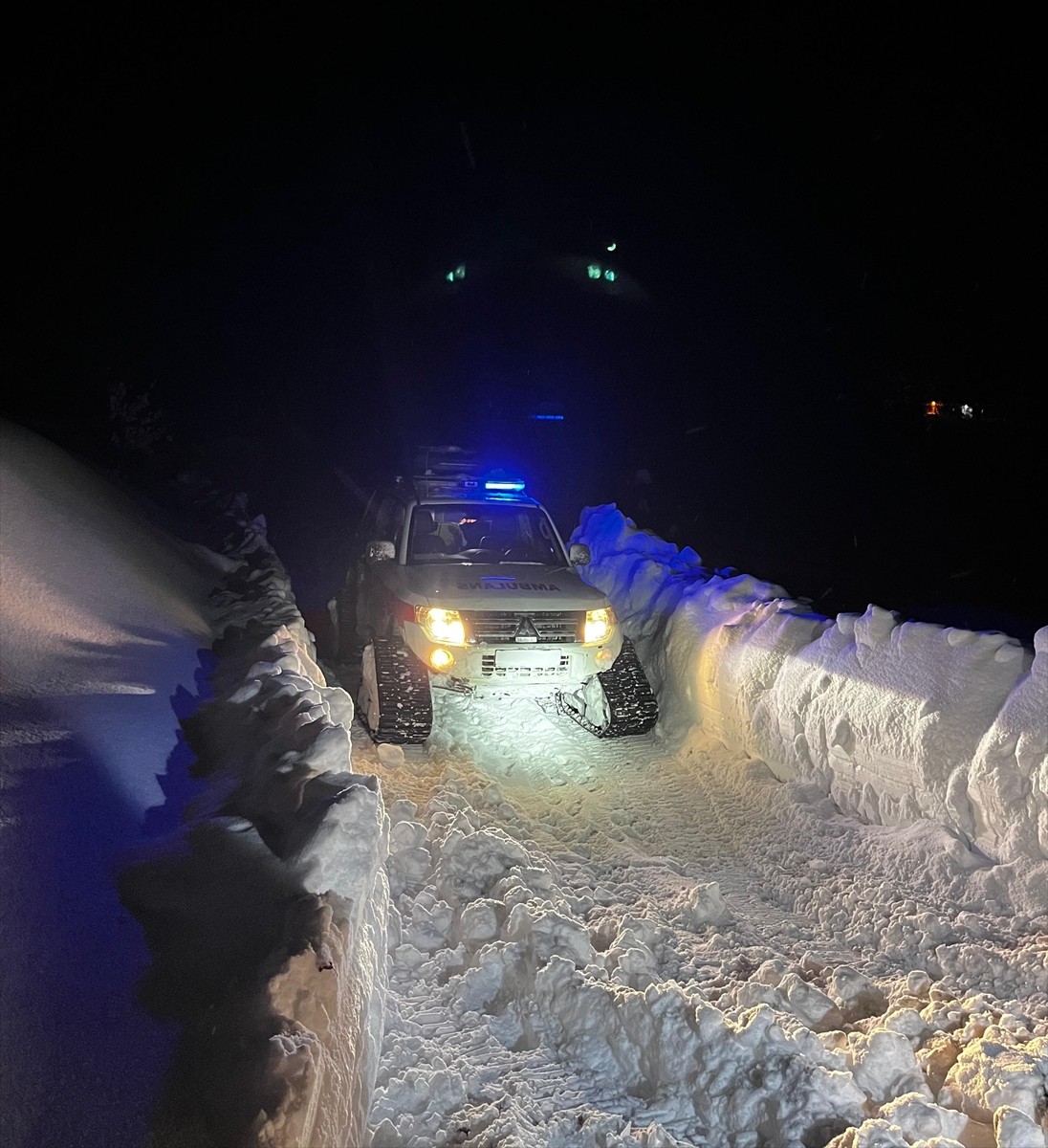 Şırnak'ın Beytüşşebap ilçesinde kar ve tipi nedeniyle yolu ulaşıma kapanan köyde rahatsızlanan...