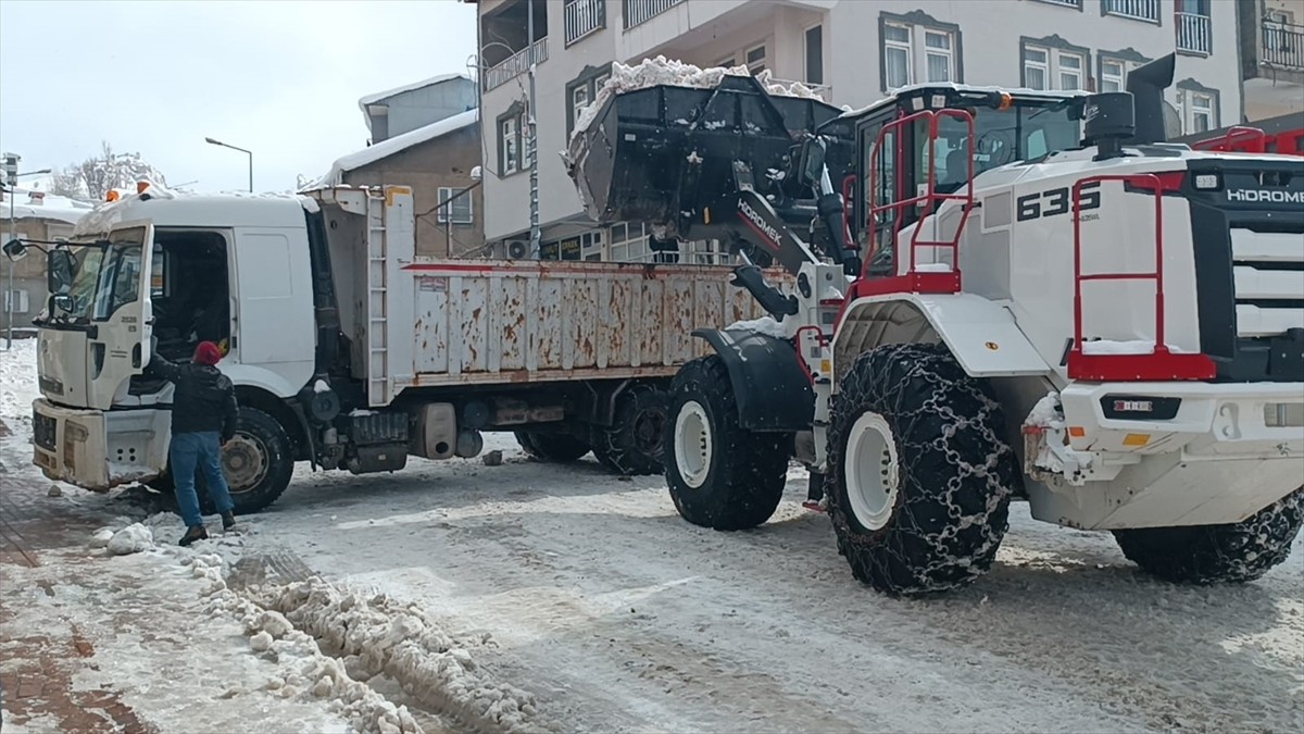 Şırnak'ın Beytüşşebap ilçesinde kar ve tipi nedeniyle yolu ulaşıma kapanan köyde rahatsızlanan...