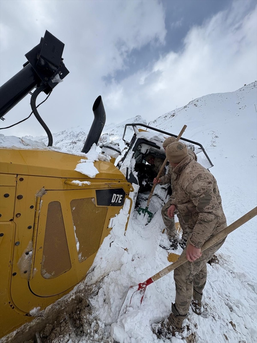 Şırnak'ın Beytüşşebap ilçesinde karla mücadele çalışmaları sırasında iş makinesinin üzerine çığ...