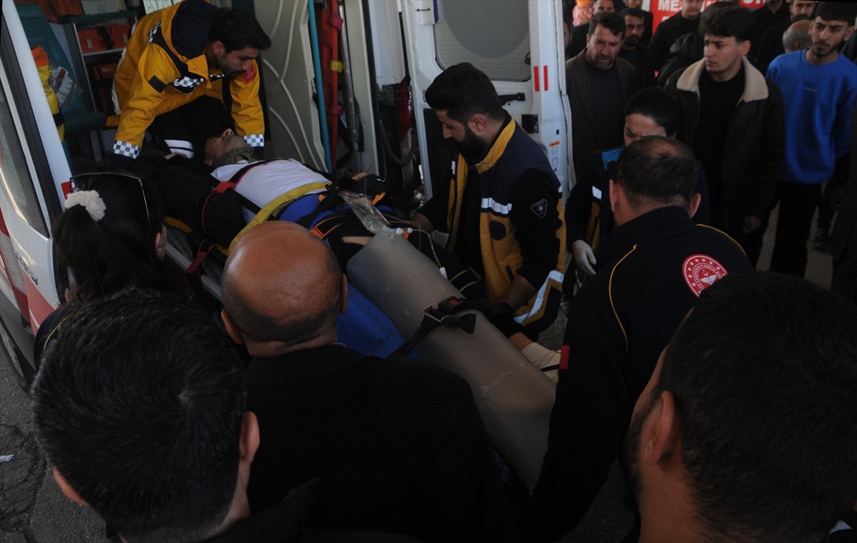 Şırnak'ın Cizre ilçesinde pikabın şarampole yuvarlanması sonucu 4 kişi yaralandı. Yaralılar...