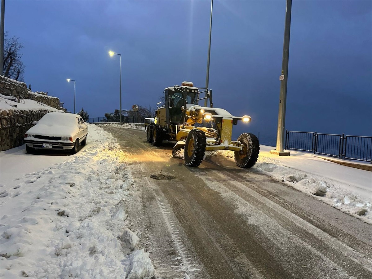 Şırnak'ta dün başlayan ve etkisini sürdüren kar yapışı ve tipi nedeniyle kent merkezine bağlı 2...