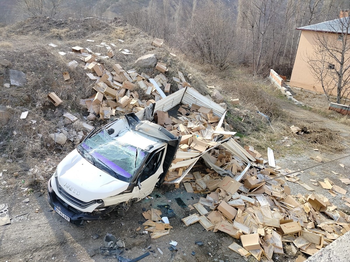 Sivas'ın Koyulhisar ilçesinde bal yüklü kamyonetin devrilmesi sonucu sürücü yaralandı.
