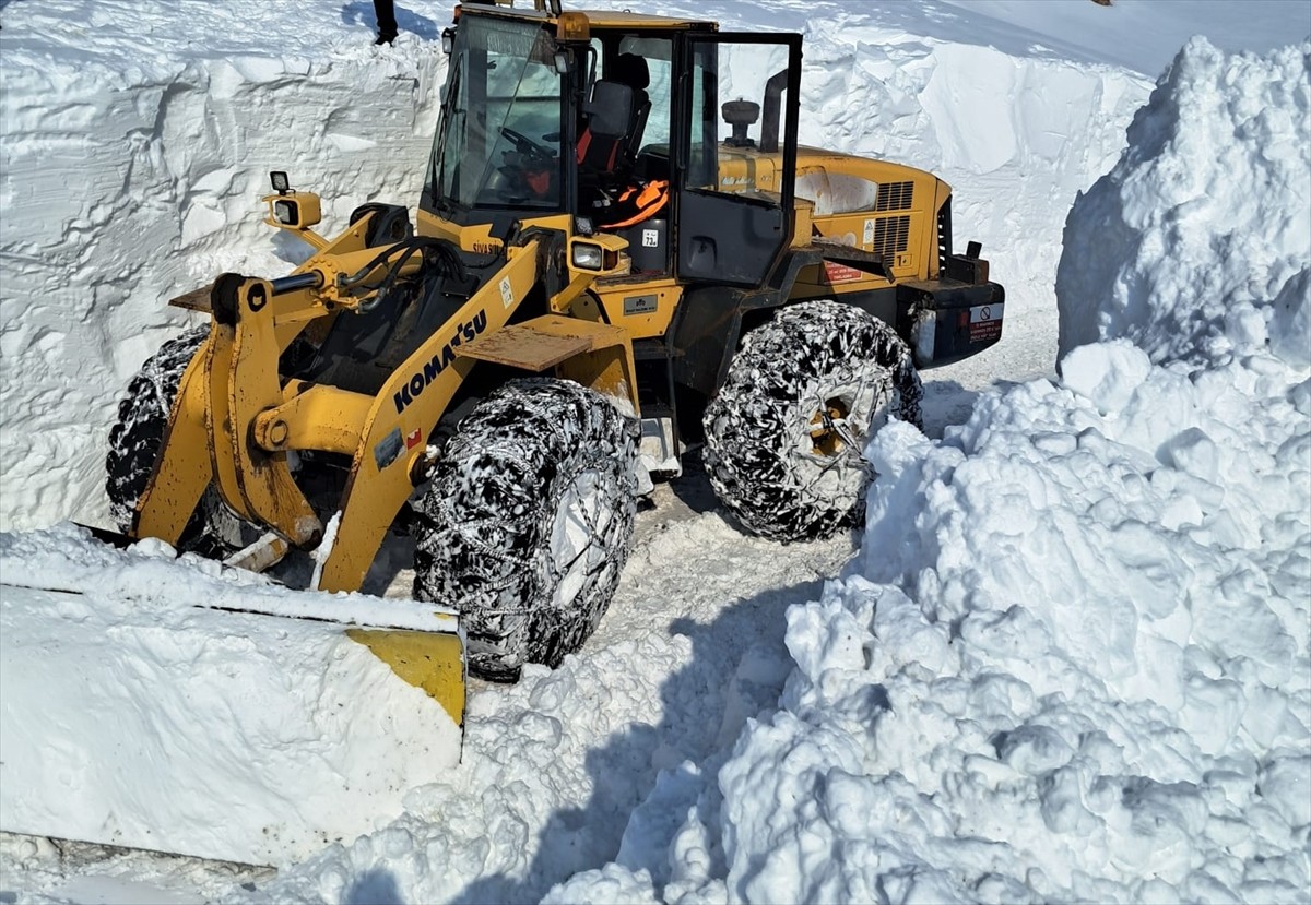 Sivas'ın Ulaş ilçesinde ekipler, zorlu kış şartlarının hakim olduğu bölgelerde, kardan kapalı köy...