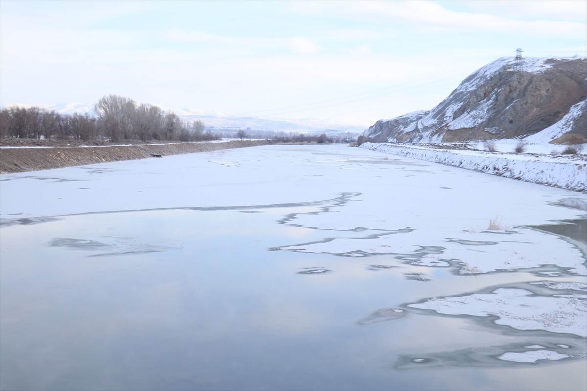 Sivas'ta etkili olan soğuk hava nedeniyle Türkiye'nin en uzun nehri Kızılırmak kısmen buzla...