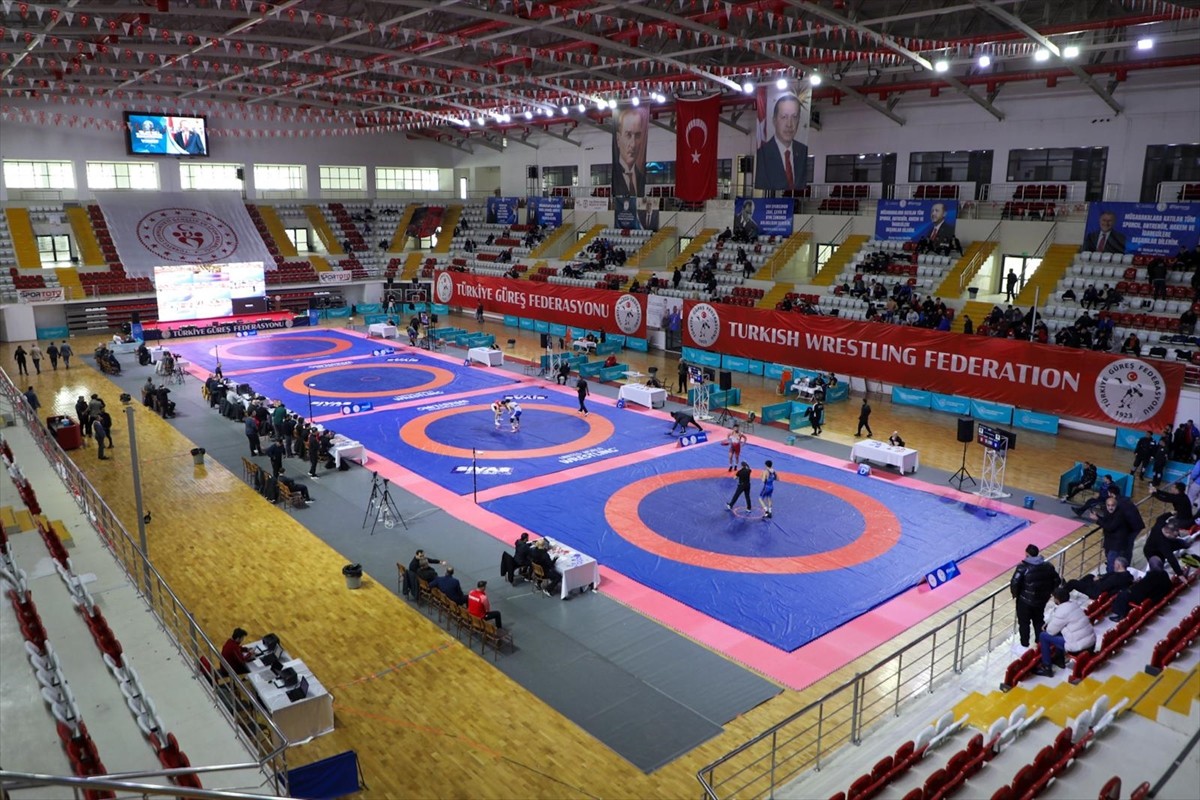 Sivas'ta gerçekleştirilen 23 Yaş Altı Türkiye Güreş Şampiyonası başladı.
