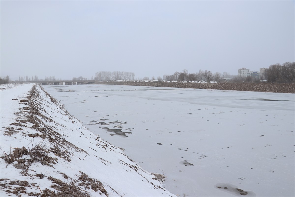 Sivas'ta soğuk hava nedeniyle Türkiye'nin en uzun nehri Kızılırmak ile Serpincik Göleti'nin yüzeyi...