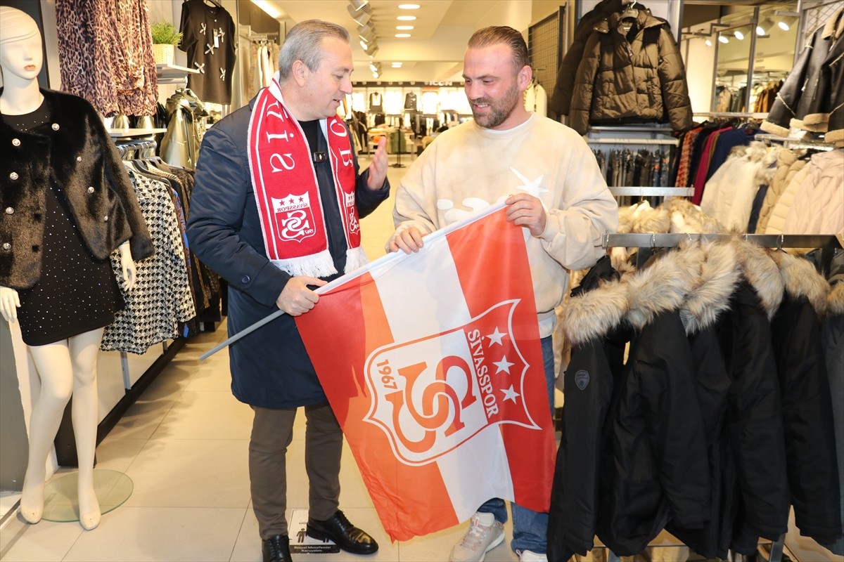 Sivas Belediye Başkanı Adem Uzun (solda), Sevgililer Günü dolayısıyla esnafa Sivasspor bayrağı...
