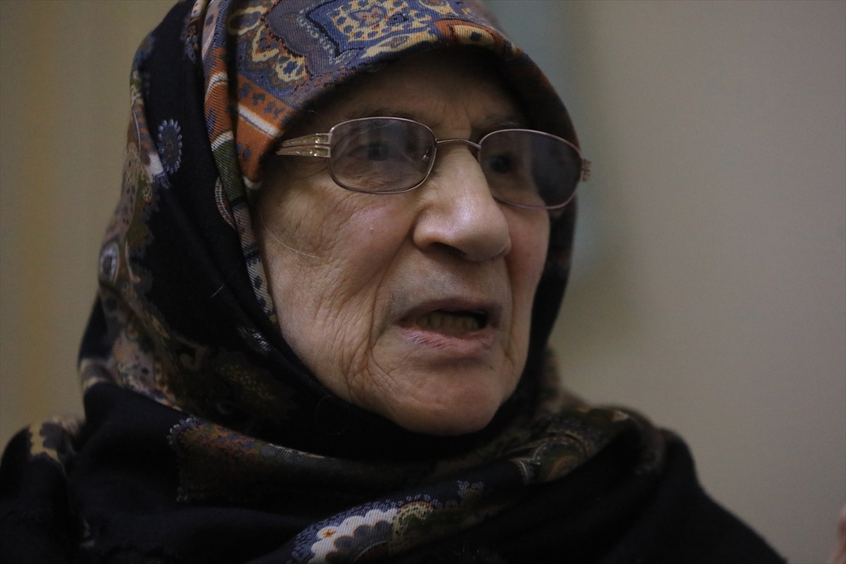 Suriye'de 1982'deki Hama katliamında iki evladı arasında tercihe zorlanan 82 yaşındaki Muazzez...