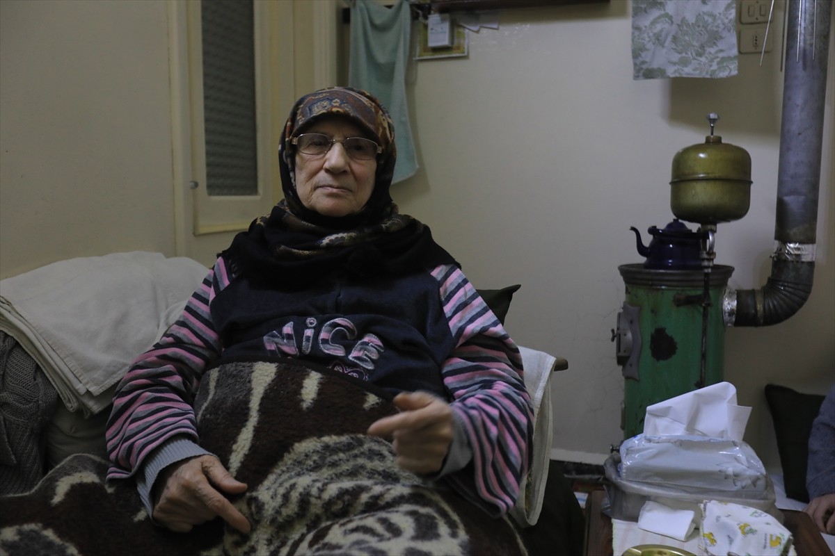 Suriye'de 1982'deki Hama katliamında iki evladı arasında tercihe zorlanan 82 yaşındaki Muazzez...