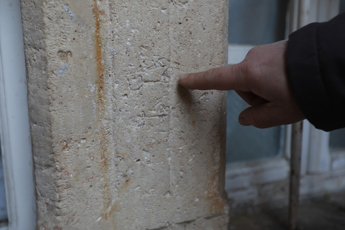 Suriye'nin Hama ilinde Şubat 1982'de devrik Baas rejimi güçlerince işlenen katliama çocuk yaşta...